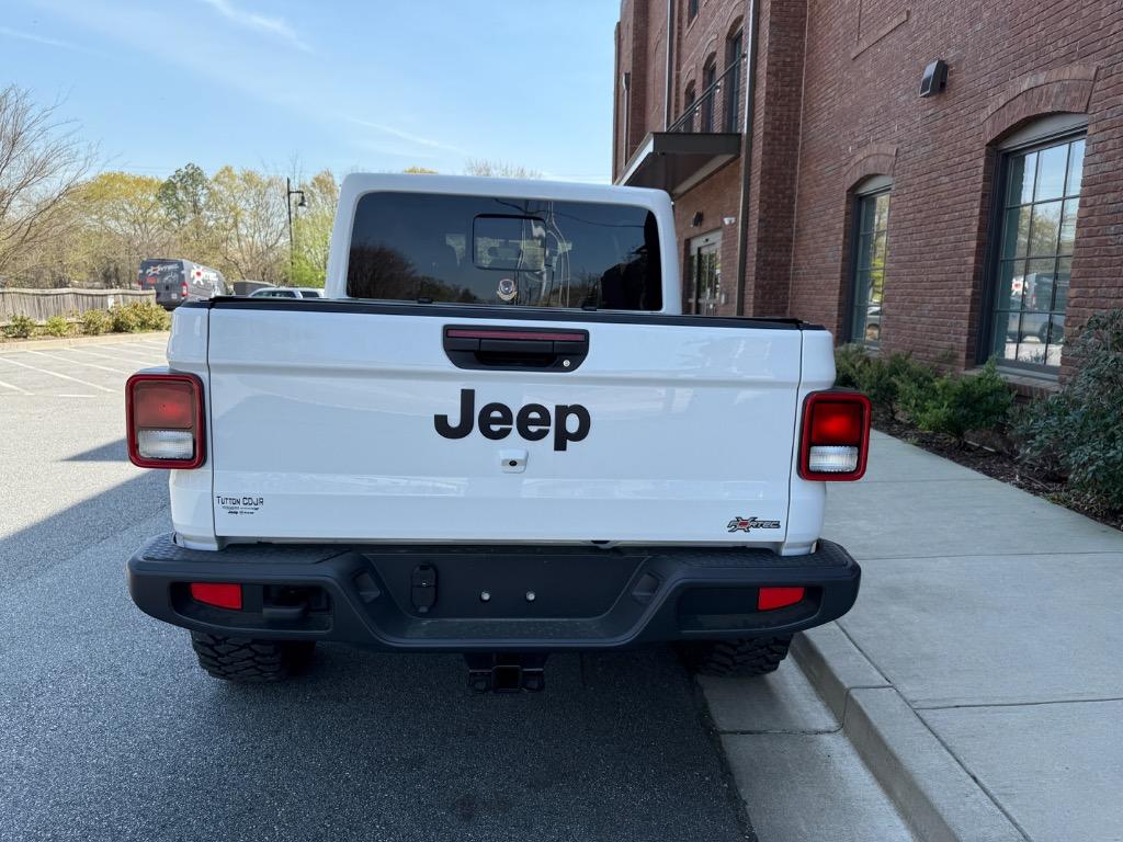 2025 Jeep Gladiator Nighthawk - Photo 7