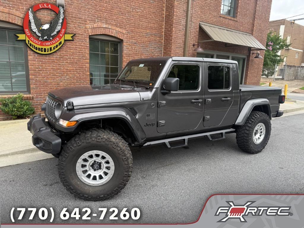 2025 Jeep Gladiator Nighthawk's photo
